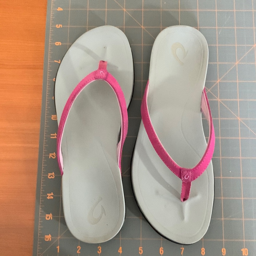 OluKai Ho'opio Womens sz 9.5 Pink Patterned Casual Flat Flip Flop Thong Sandals